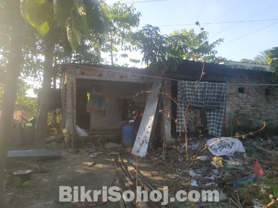 ৩কাঠা জমি নিয়ে একটি বাড়ি।